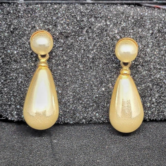 Vintage Pearl Drop Earrings - Picture 2 of 2